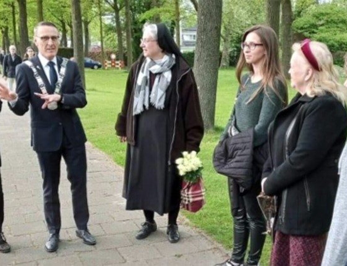Zr madeleine met de burgemeester en enkele vluchtelingen