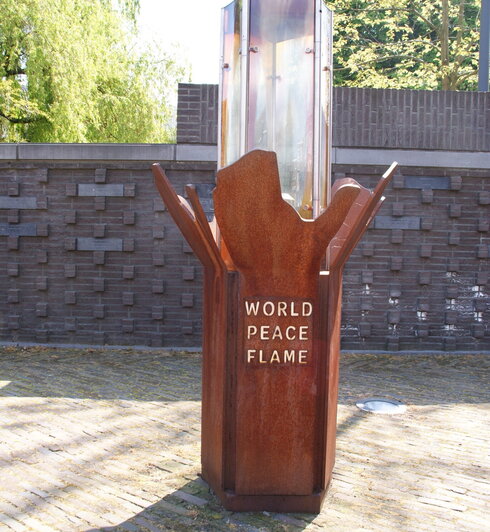 7a 1 Titus Brandsma Memorial vredesvlam