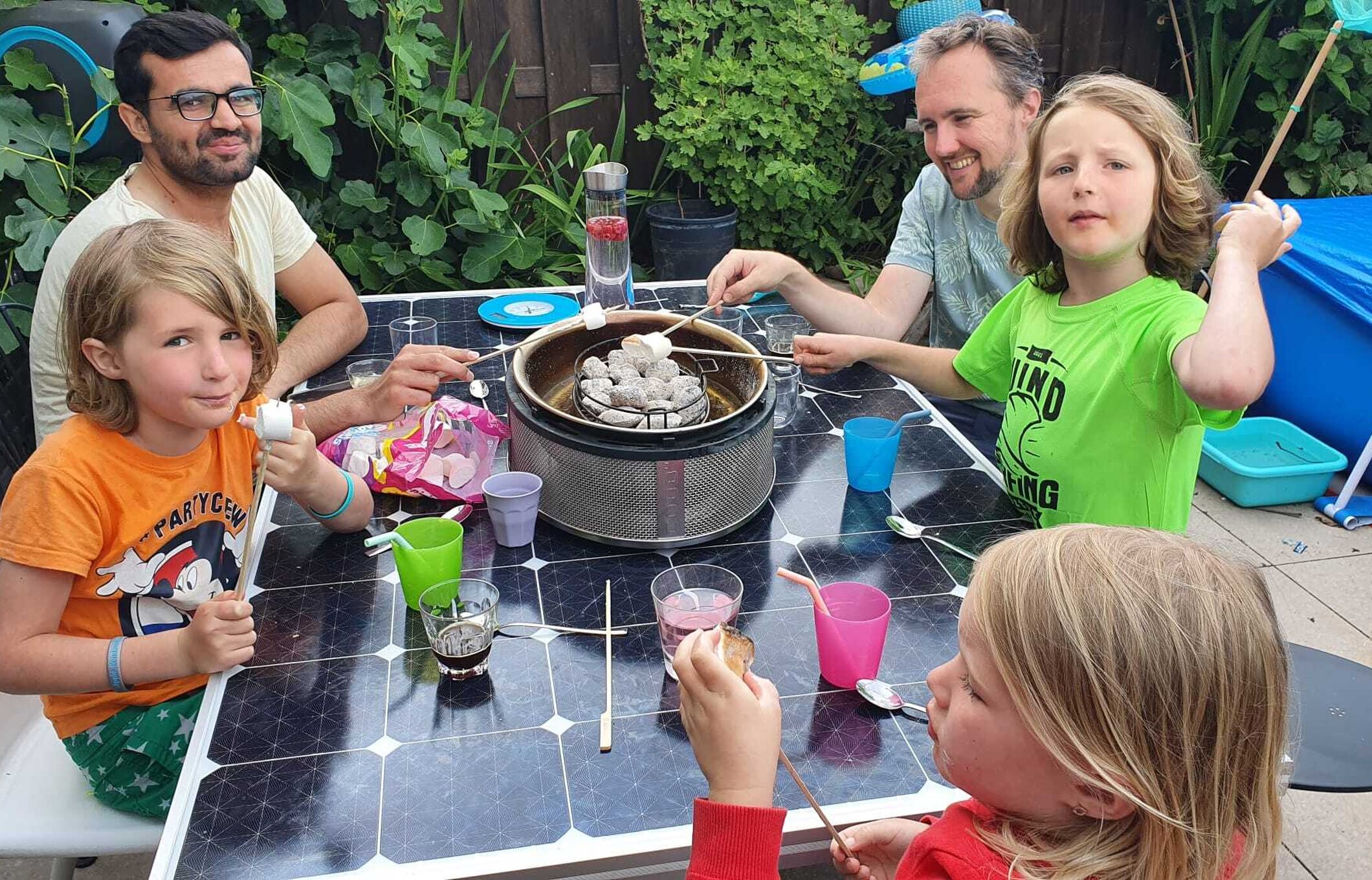 1 Het gezin van interview Marieke en Stefan met een van hun gastenaangeleverd